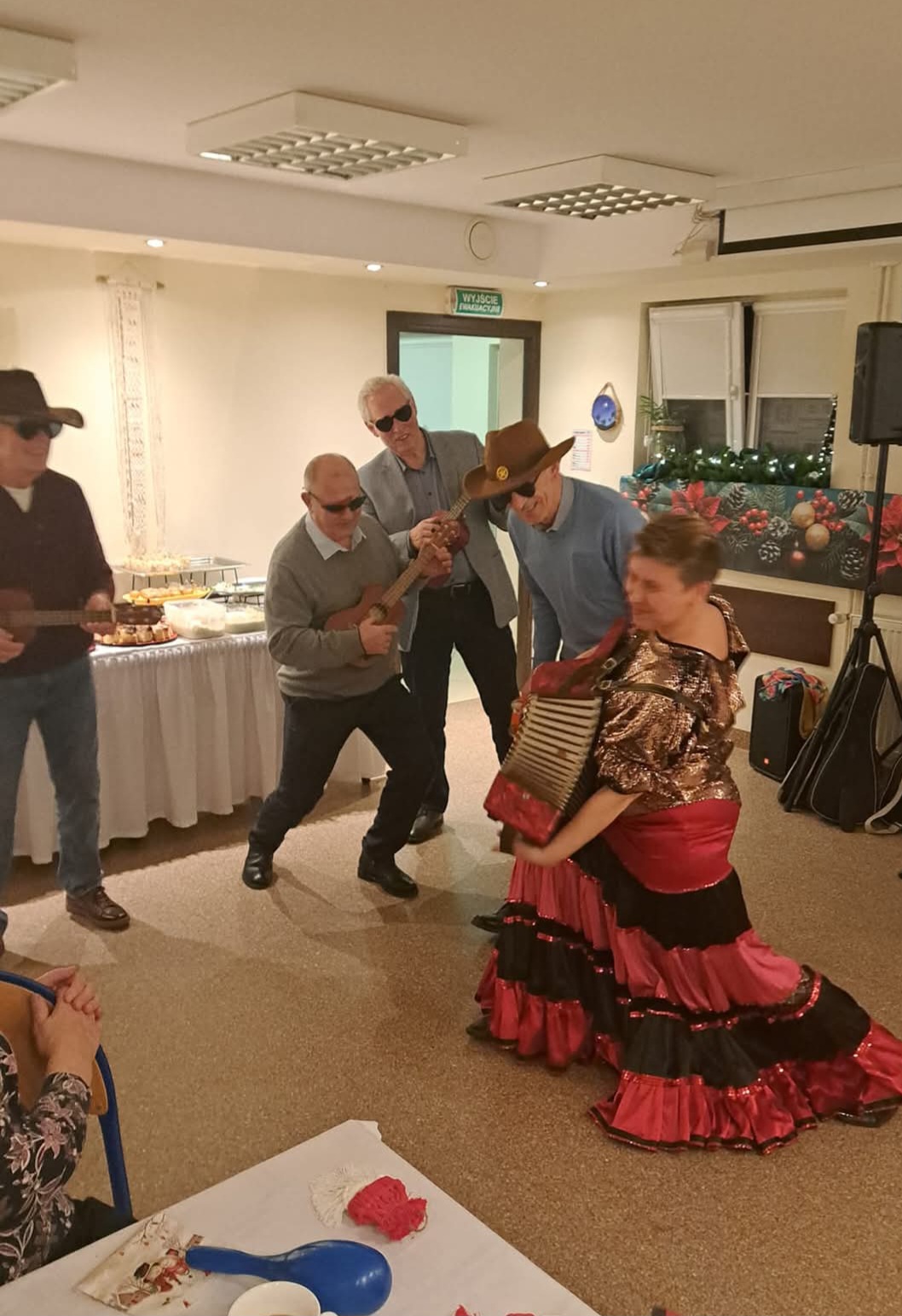 Wspólna zabawa podczas spotkania dla seniorów